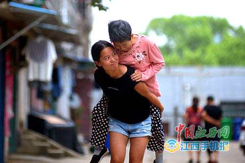 21歲女孩背著母親上大學(xué):有媽媽才有家-平凡人不平凡的故事_平凡人不平凡