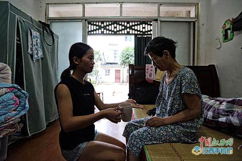 21歲女孩背著母親上大學(xué):有媽媽才有家-平凡人不平凡的故事_平凡人不平凡