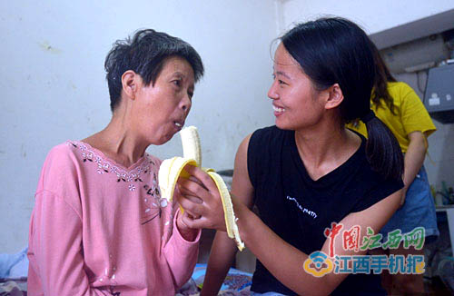 21歲女孩背著母親上大學(xué):有媽媽才有家-平凡人不平凡的故事_平凡人不平凡