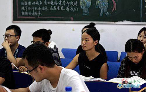 21歲女孩背著母親上大學(xué):有媽媽才有家-平凡人不平凡的故事_平凡人不平凡