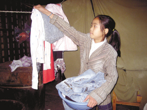 每周六上午，都要到1公里外的水井旁去洗衣服