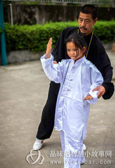 11歲微笑妹妹陳禮燕照顧病重父撐起一個家-平凡人不平凡的故事_平凡人感人小故事