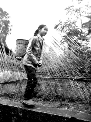 幼小的雙肩挑起家庭的重擔