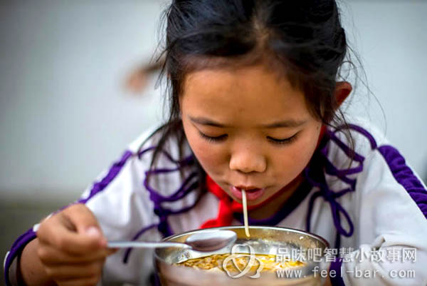 11歲微笑妹妹陳禮燕照顧病重父撐起一個家-平凡人不平凡的故事_平凡人感人小故事