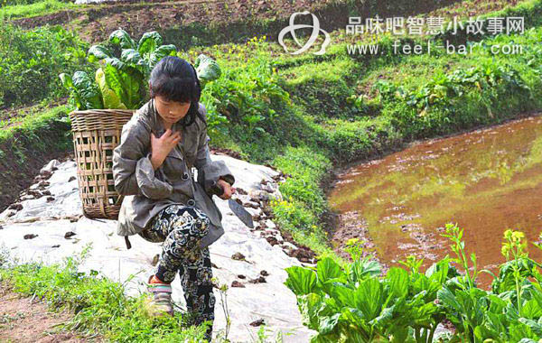 11歲女孩張雪群撐起一個(gè)家，照顧3個(gè)妹妹和82歲奶奶-平凡人不平凡的故事_平凡人感人小故事