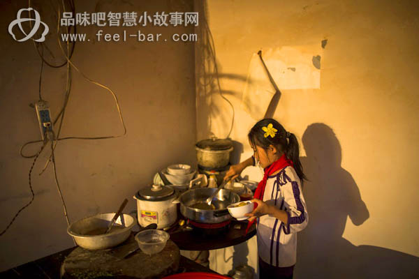 11歲微笑妹妹陳禮燕照顧病重父撐起一個家-平凡人不平凡的故事_平凡人感人小故事