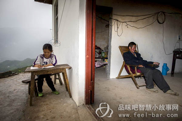 11歲微笑妹妹陳禮燕照顧病重父撐起一個家-平凡人不平凡的故事_平凡人感人小故事