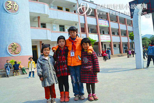 11歲女孩張雪群撐起一個(gè)家，照顧3個(gè)妹妹和82歲奶奶-平凡人不平凡的故事_平凡人感人小故事