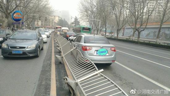 鄭州多條道路護(hù)欄倒地 通行請注意