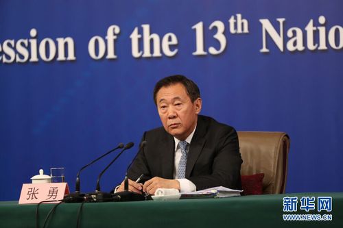 十三屆全國人大一次會(huì)議新聞中心3月6日上午10時(shí)在梅地亞中心多功能廳舉行記者會(huì),邀請國家發(fā)展和改革委員會(huì)主任何立峰、副主任張勇、副主任寧吉喆就“創(chuàng)新和完善宏觀調(diào)控,推動(dòng)高質(zhì)量發(fā)展”相關(guān)問題回答中外記者提問。圖為國家發(fā)展和改革委員會(huì)副主任張勇。 新華網(wǎng)中國政府網(wǎng) 陳杰 攝 十三屆全國人大一次會(huì)議新聞中心3月6日上午10時(shí)在梅地亞中心多功能廳舉行記者會(huì),邀請國家發(fā)展和改革委員會(huì)主任何立峰、副主任張勇、副主任寧吉喆就“創(chuàng)新和完善宏觀調(diào)控,推動(dòng)高質(zhì)量發(fā)展”相關(guān)問題回答中外記者提問。圖為國家發(fā)展和改革委員會(huì)副主任張勇。 新華網(wǎng)中國政府網(wǎng) 陳杰 攝